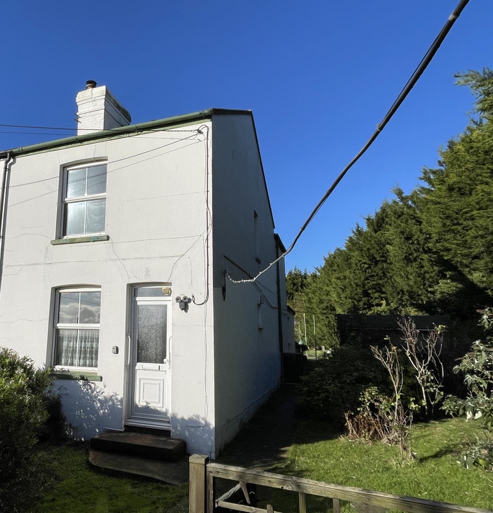 Lot: 1 - SEMI-DETACHED HOUSE FOR MODERNISATION WITH POTENTIAL FOR EXTENSION ON LARGE PLOT - Side view of cottage for refurbishment